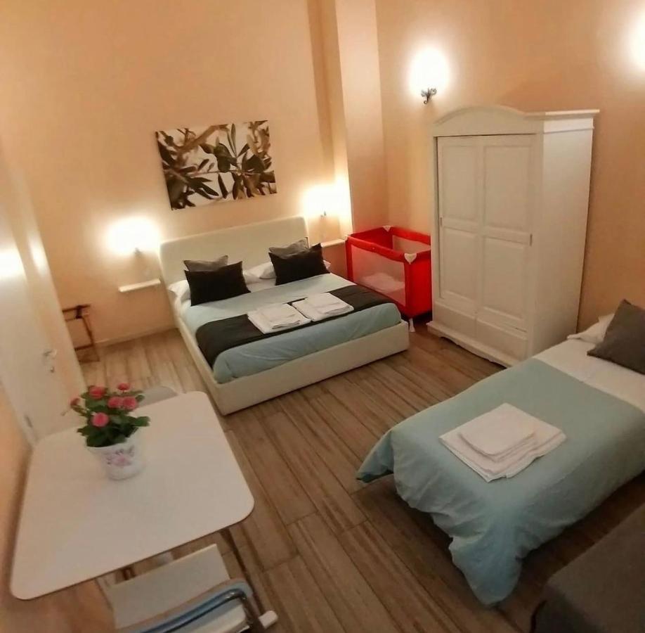 Da Polly A Piazza Amedeo Bed & Breakfast Naples Exterior photo