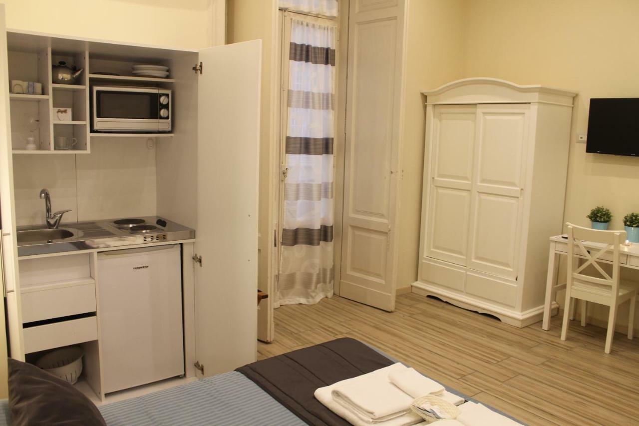 Da Polly A Piazza Amedeo Bed & Breakfast Naples Exterior photo