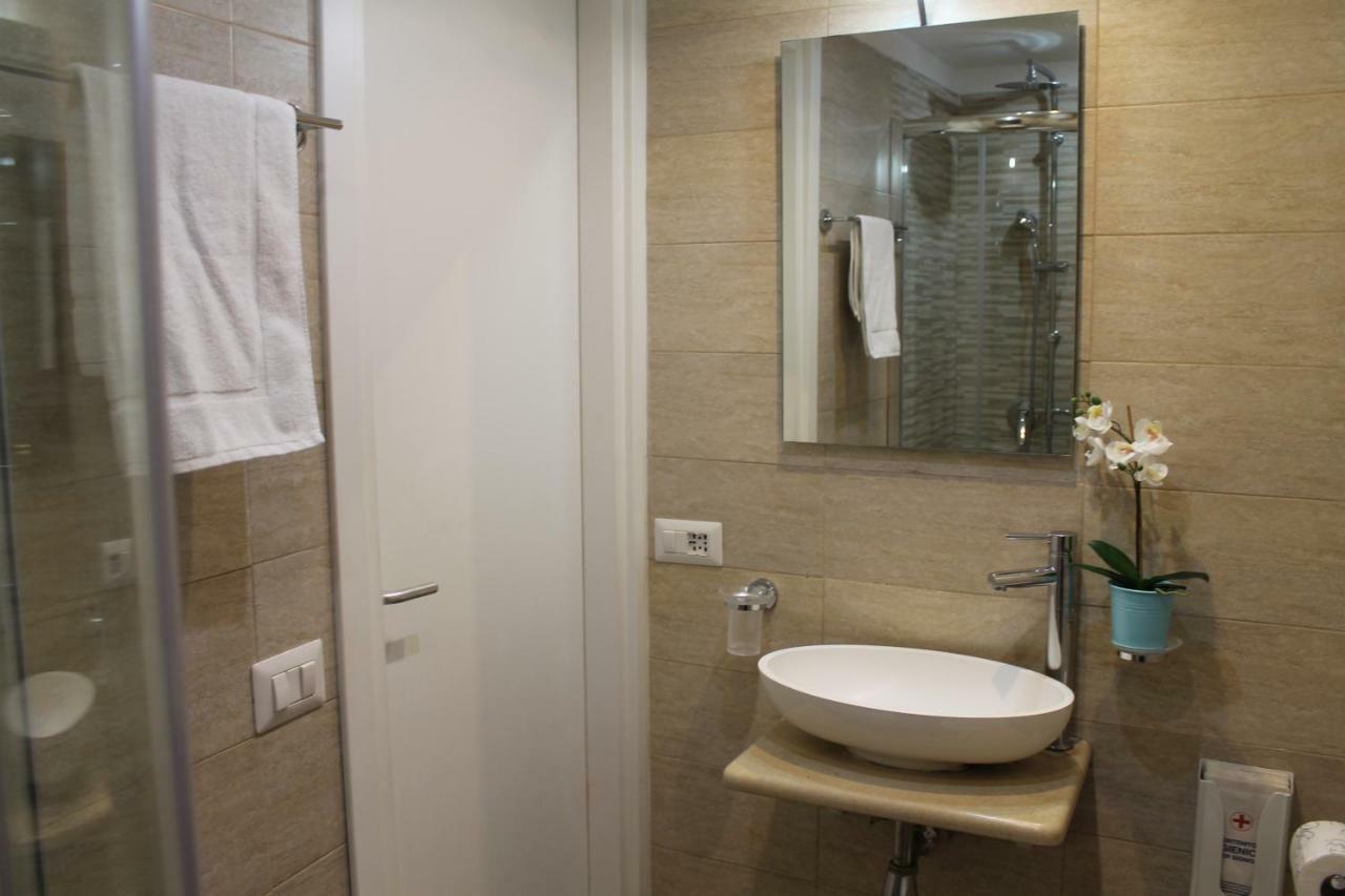 Da Polly A Piazza Amedeo Bed & Breakfast Naples Exterior photo